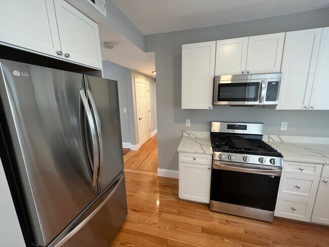 Foto del edificio - Renovated 4 bed 2 baths in Somerville.... Don't miss out!