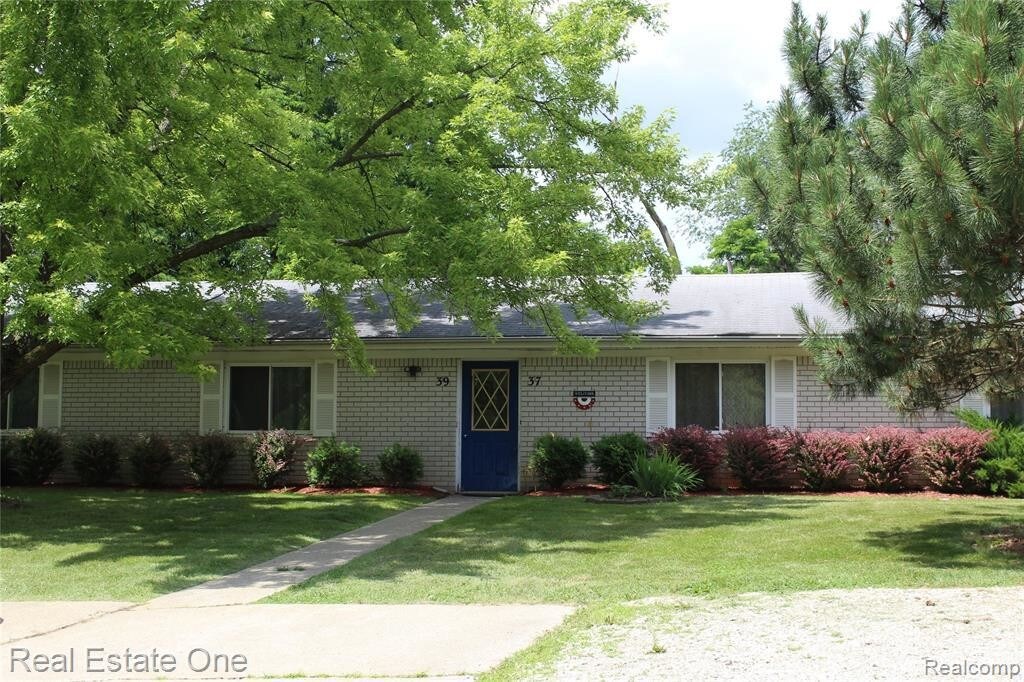 Primary Photo - 37 /39 Maplecrest Dr