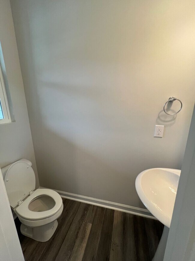 Foto del edificio - 5821 Woodlawn Dr