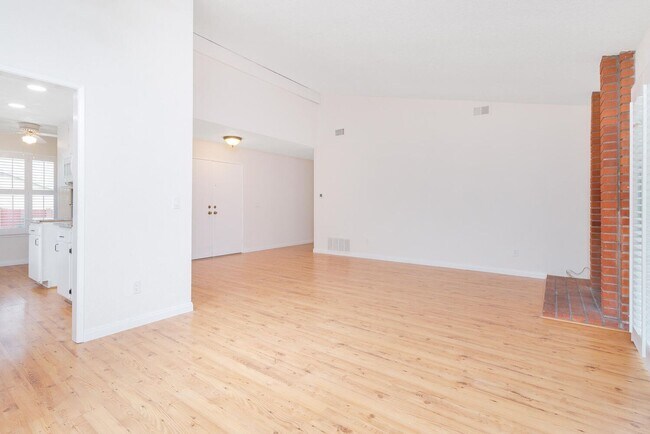 Foto del edificio - Renovated Two Bedroom House in Country Clu...