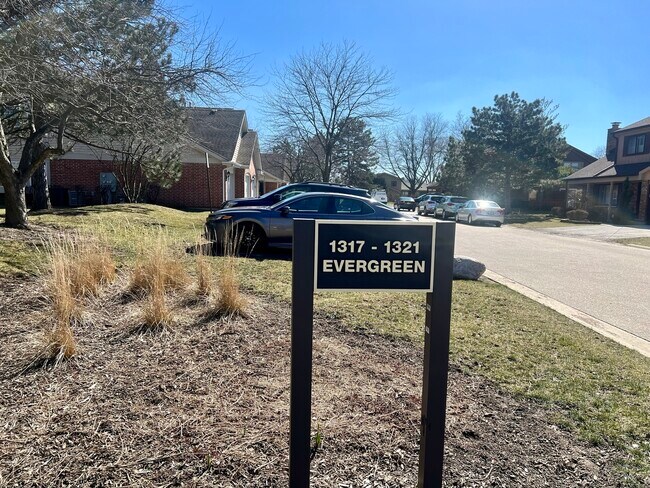 Building Photo - 1317 E Evergreen Dr