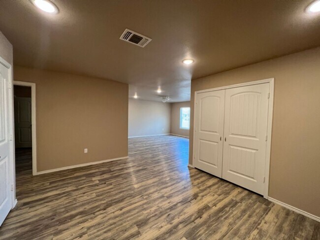 Foto del edificio - 3 BEDROOM HOME IN NORTH LUBBOCK