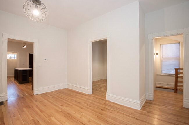 Foto del edificio - 2176 N Maplewood Ave