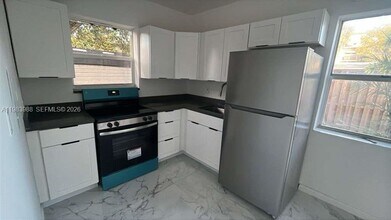 Building Photo - 1909 Plunkett St