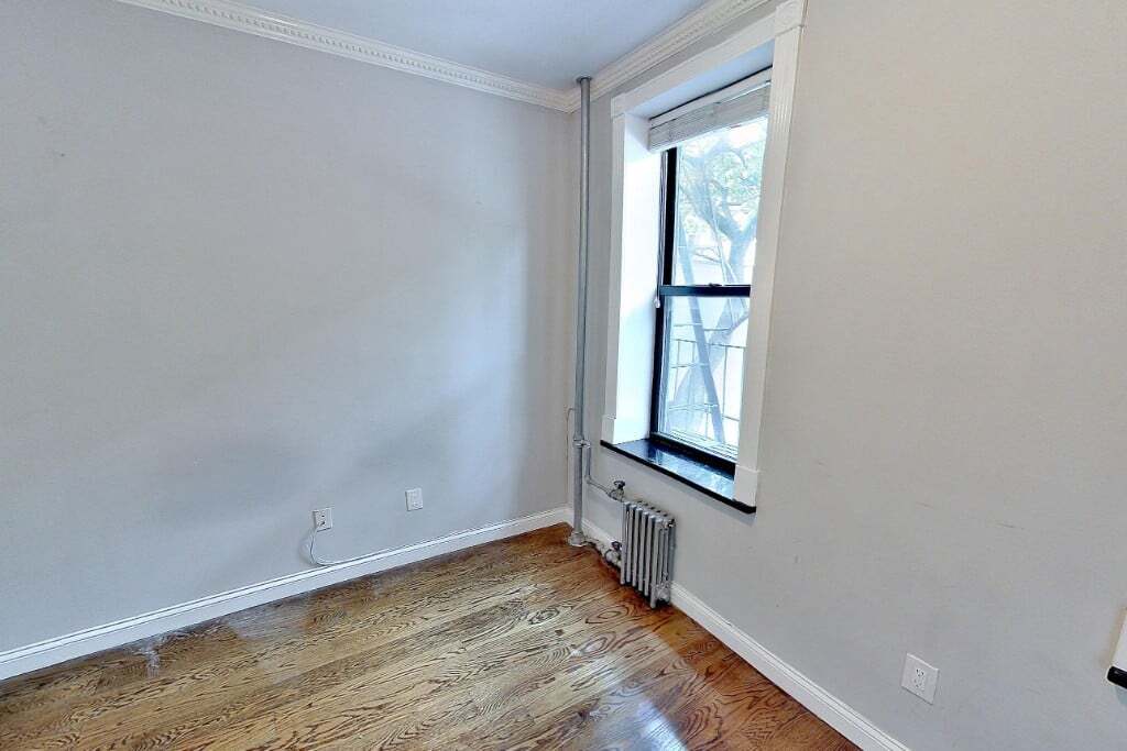 Building Photo - 325 E 5th St