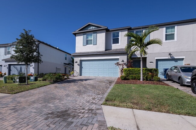 Foto del edificio - Gorgeous 3-Bed/2.5-Bath Townhome in Treves...
