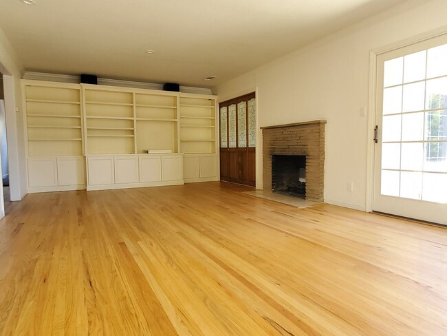 Building Photo - Spacious Single Family Home Near Kaiser/Ap...