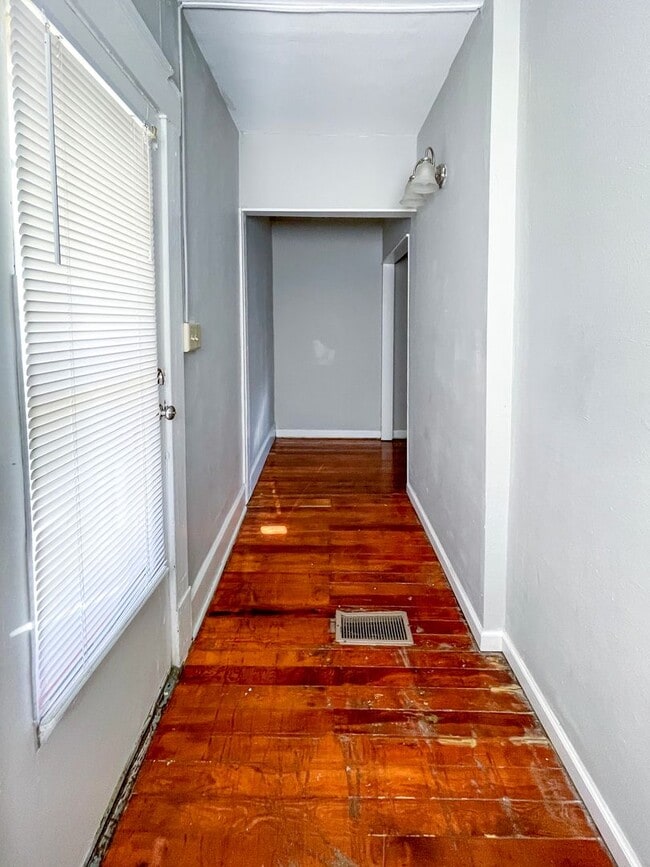Building Photo - PRELEASING for AUGUST! Close to Campus: In-Unit Washer and Dryer