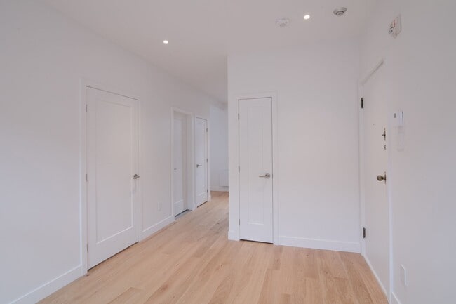 Building Photo - 6885-6891 Sherbrooke west