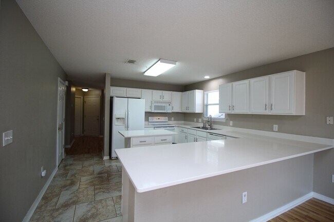 Foto del edificio - 2BD/2BA Patio Home Near NAS with Fenced Ya...
