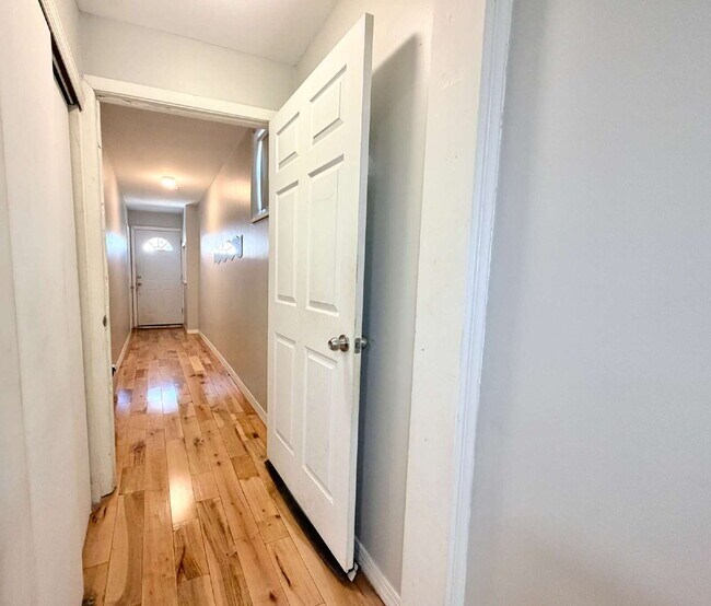 Foto del edificio - Spacious 1BR w/ Bonus Room Open Layout • Assigned Parking • Appliances • Garfield