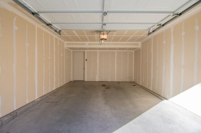 Building Photo - Charming 3-Story Townhomes in Edgewater in...