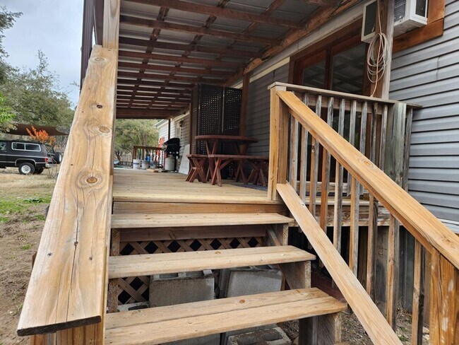 Foto del edificio - FOR LEASE!!