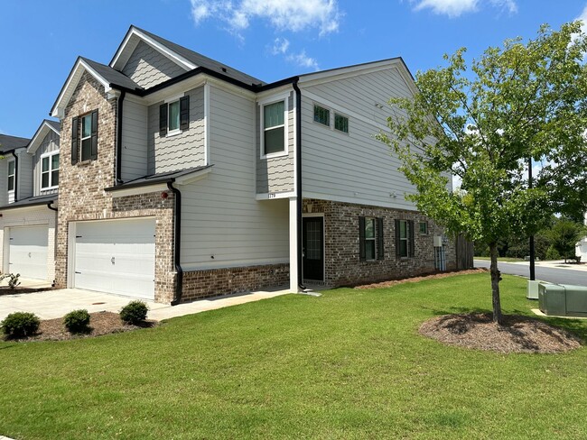 Building Photo - Lovely townhome in gated subdivision minut...