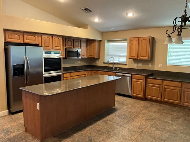 Building Photo - 41741 W Park Hill Dr