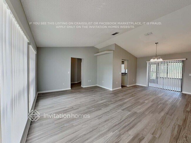 Foto del edificio - 5517 Highlands Vue Ln