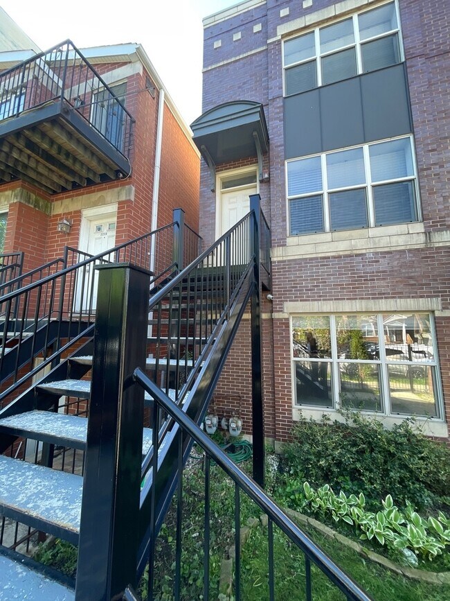 Building Photo - 2221 W Monroe St