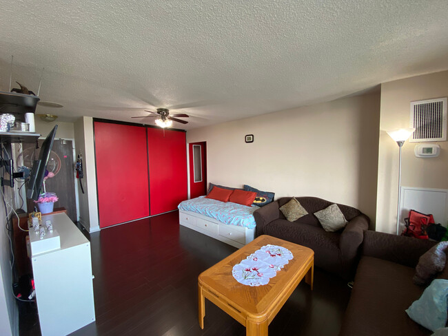 Living room. - 301 Prudential Dr