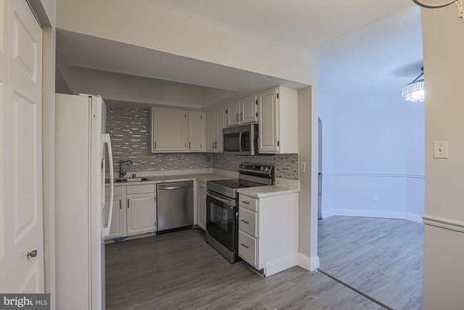 Building Photo - 13 Donn Ct