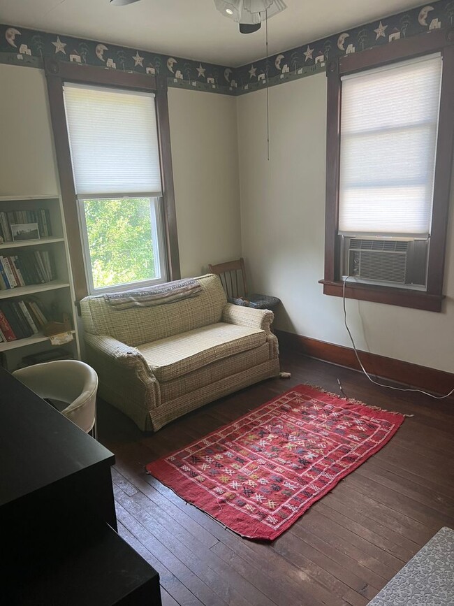 Building Photo - Historic 3 bedroom 1.5 bath home!