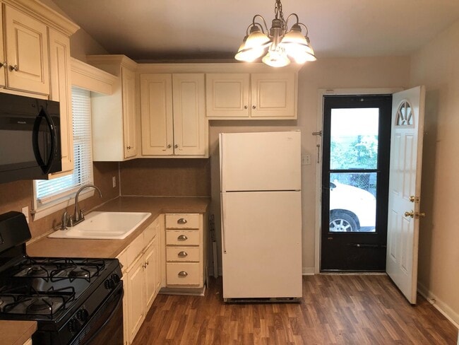 Building Photo - 2184 Lamore Dr