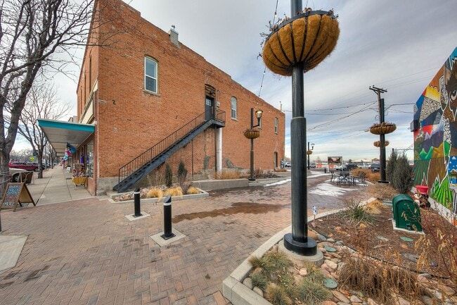 Building Photo - Beautifully Updated Downtown Windsor 2 Bed...