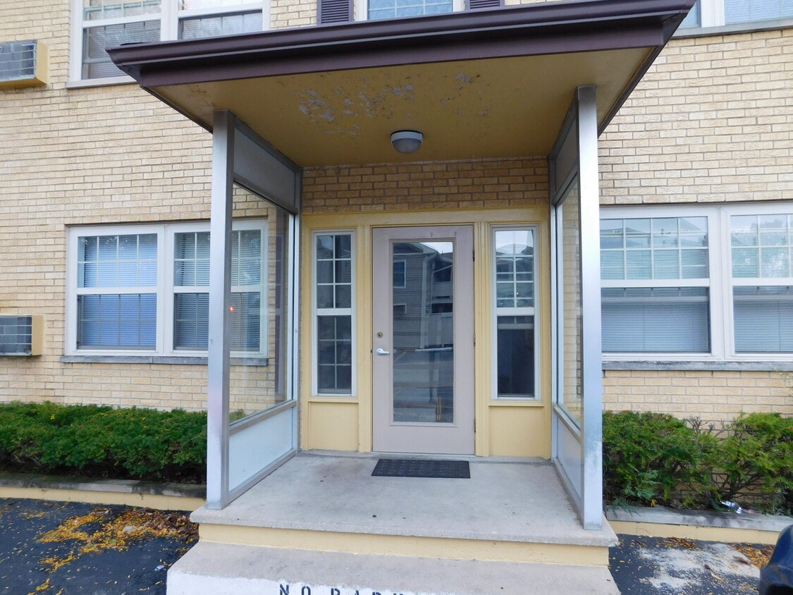 Primary Photo - 1709 W John St