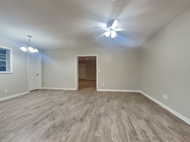 Foto del edificio - 2523 Lake Ellen Ln