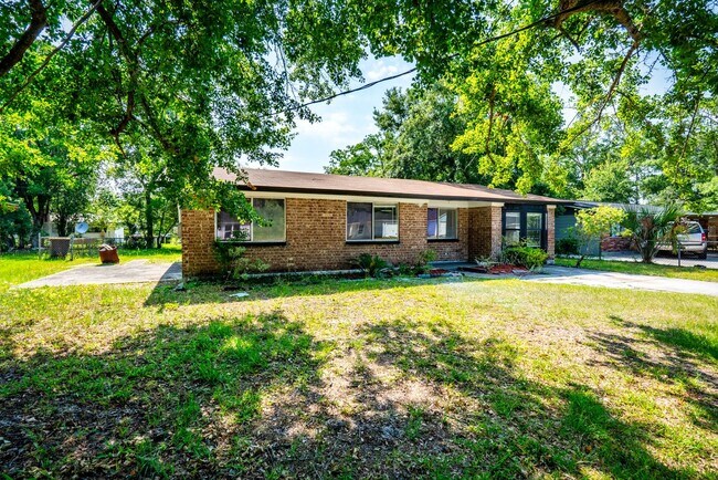 Foto del edificio - Timuquana 3BR/2BA Solid Brick Home w/ Flex Space & Private Yard