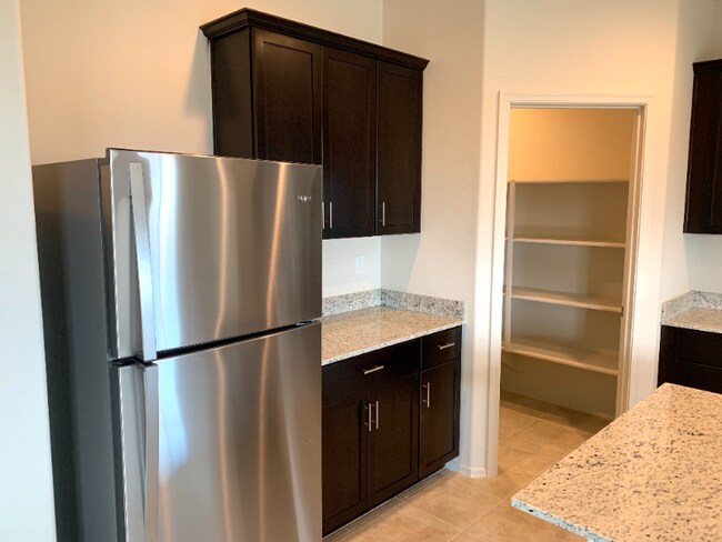 Foto del edificio - 18485 N Lakeside Dr