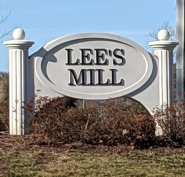 Foto del edificio - 435 Lees Mill Dr