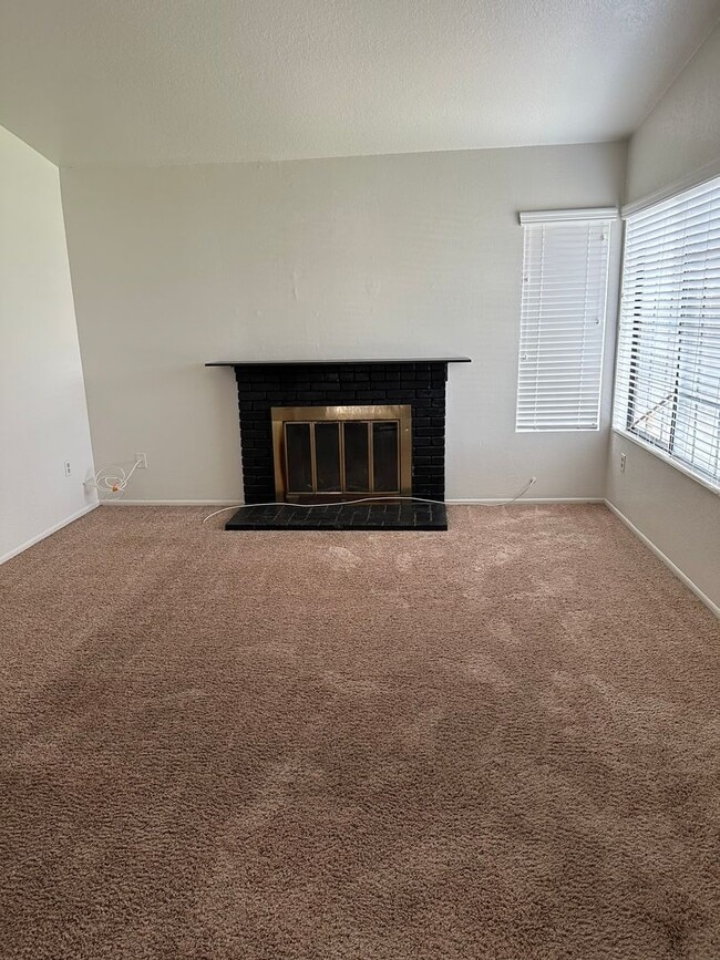 Building Photo - 3 BEDROOM SINGLE STORY