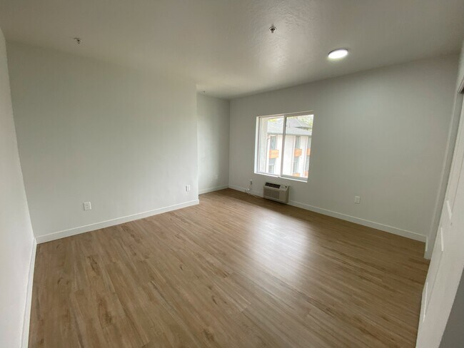 Building Photo - One Month Free Rent!