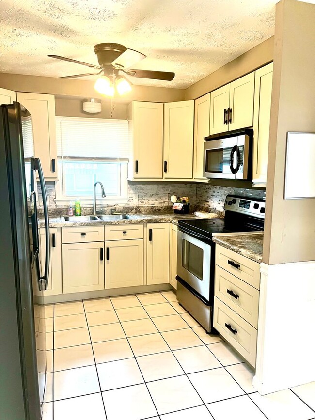 Building Photo - 4 Bedroom In A Great Location!!