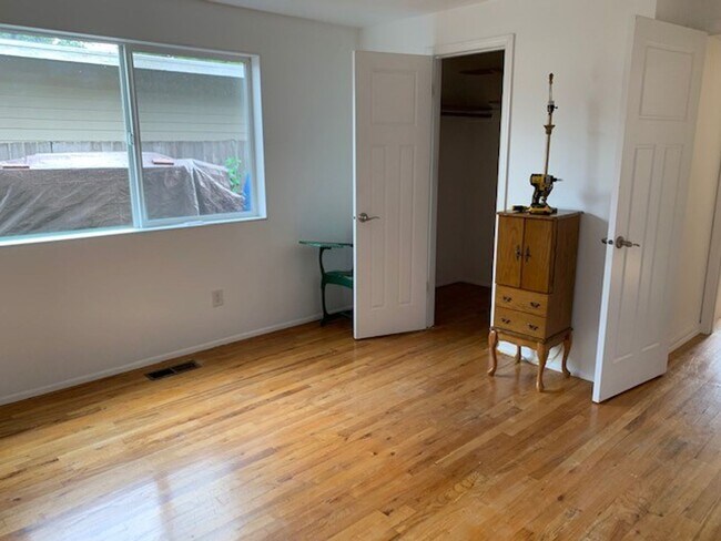 Foto del edificio - Highly Desirable Kingsgate 5 bedroom, 2.5 ...