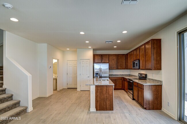 Building Photo - 1460 E Sparrow Dr