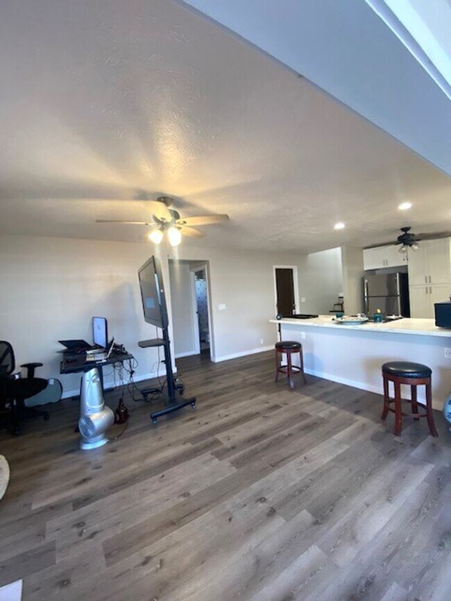 Building Photo - 5 Bedroom / 2 Bath House in Ewa Beach