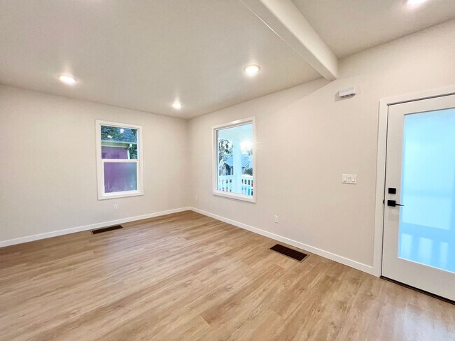 Building Photo - Charming Two-Story 3BD/2B Single-Family Ho...