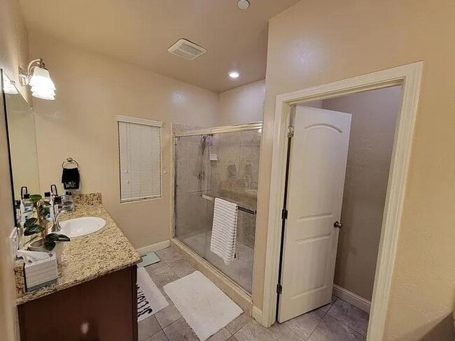 Foto del edificio - Beautiful home located in one of NW Hanfor...
