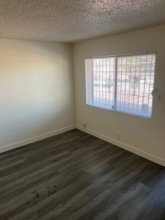 Building Photo - 1 Bedroom 1 Bath In Central Las Vegas