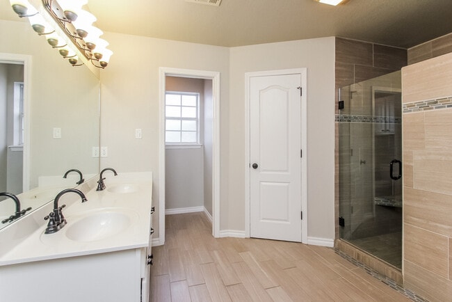 Building Photo - 820 N Willow Ave