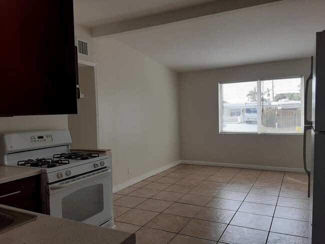 Foto del edificio - Beautifully renovated 3/1 SFR with large f...