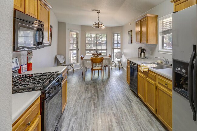 Foto del edificio - 8836 Francia Trail