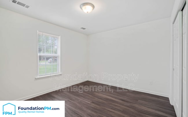 Building Photo - 5 E Byfield Dr