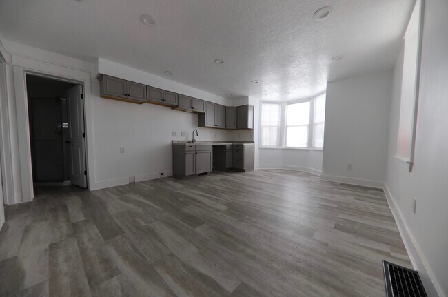Building Photo - 218 E 500 N