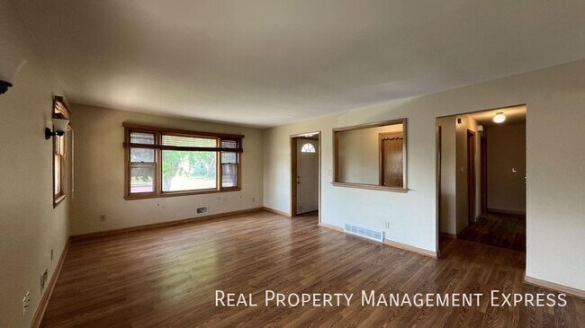 Building Photo - 3116 S Lake Ave