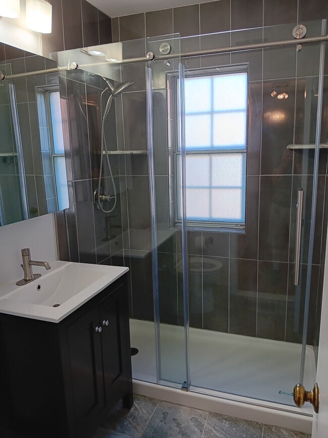 bathroom - 1729 N Queens Ln
