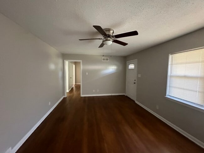 Building Photo - 3235 Glen Logan Rd