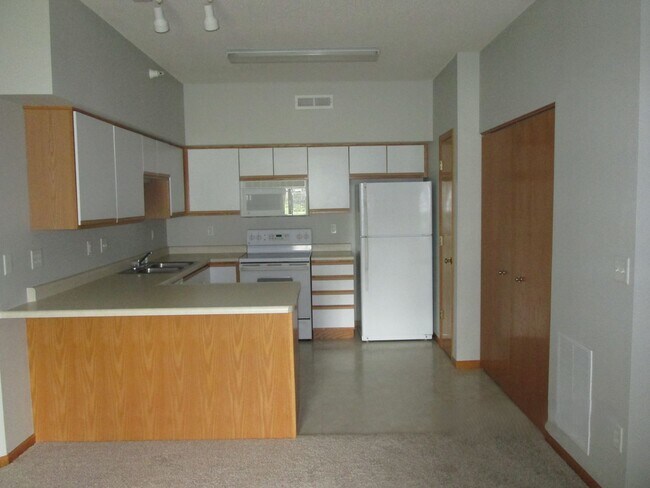 Building Photo - 2 bedroom, 1 bath condo in SE Iowa City