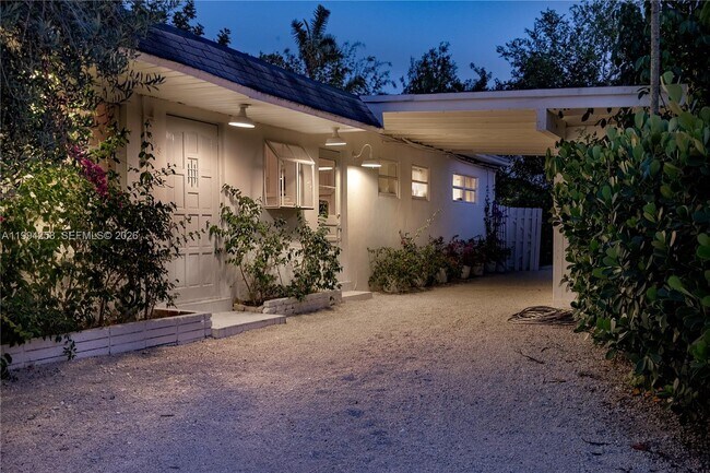 Foto del edificio - 3138 SW 15th St